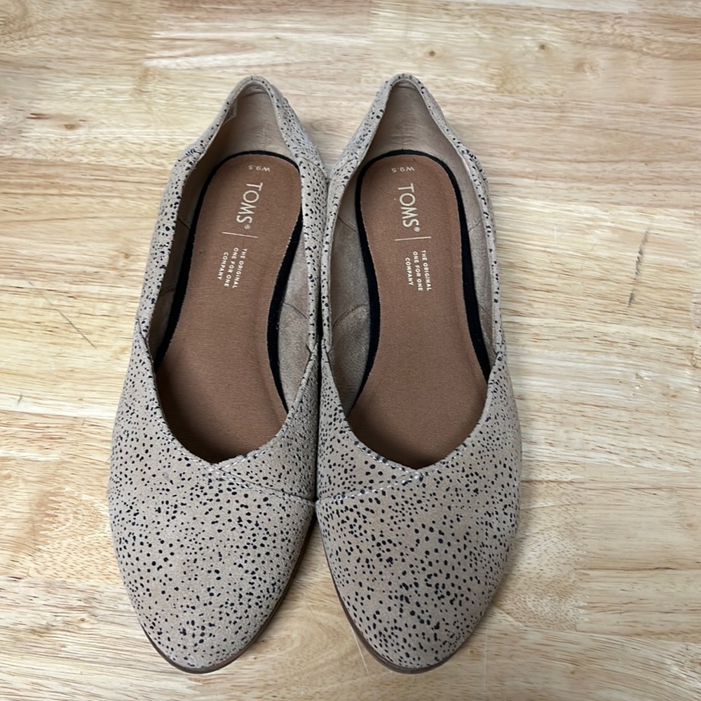 TOMS Slip On - Size 9.5.Women’s 9 1/2